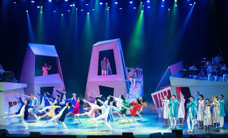 Chương trình "Hà Nội, ngày... tháng... năm - Những thanh xuân rực rỡ" của Nhà hát Ca múa nhạc Thăng Long giành Huy chương vàng Liên hoan ca múa nhạc toàn quốc 2018. (Nguồn ảnh: hanoimoi.com.vn)